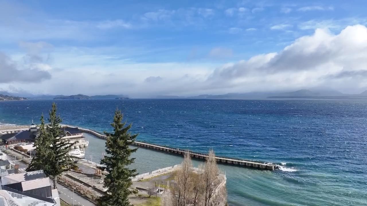 Vista aérea del lago Nahuel Huapi y el muelle en San Carlos de Bariloche